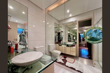 Casa de condomínio à venda com 224m², 4 quartos e 5 vagas Casa de condomínio à venda com 224m², 4 quartos e 5 vagasBanheiro Suíte 3