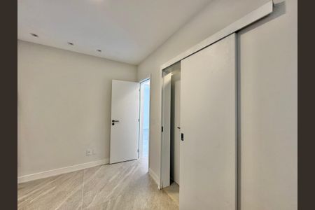 Casa de condomínio à venda com 180m², 4 quartos e 2 vagas Casa de condomínio à venda com 180m², 4 quartos e 2 vagasSuíte 4