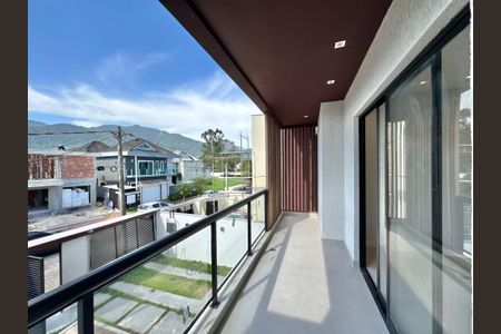 Casa de condomínio à venda com 180m², 4 quartos e 2 vagas Casa de condomínio à venda com 180m², 4 quartos e 2 vagasSuíte 1 - Varanda