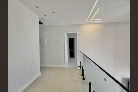 Casa de condomínio à venda com 180m², 4 quartos e 2 vagas Casa de condomínio à venda com 180m², 4 quartos e 2 vagasHall Íntimo