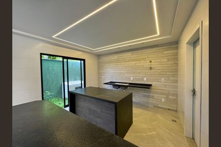 Casa de condomínio à venda com 180m², 4 quartos e 2 vagas Casa de condomínio à venda com 180m², 4 quartos e 2 vagasCozinha