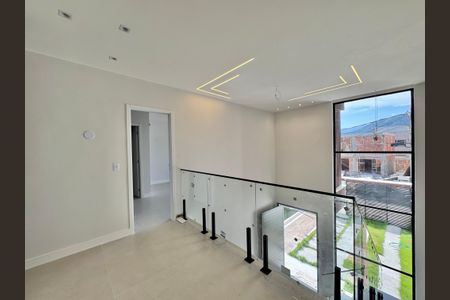 Casa de condomínio à venda com 180m², 4 quartos e 2 vagas Casa de condomínio à venda com 180m², 4 quartos e 2 vagasHall Íntimo