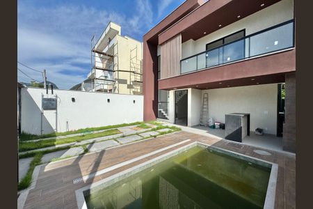 Casa de condomínio à venda com 180m², 4 quartos e 2 vagas Casa de condomínio à venda com 180m², 4 quartos e 2 vagasÁrea externa