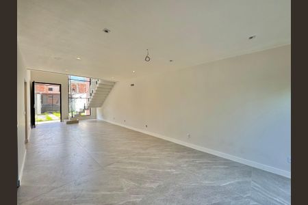 Casa de condomínio à venda com 180m², 4 quartos e 2 vagas Casa de condomínio à venda com 180m², 4 quartos e 2 vagasSala