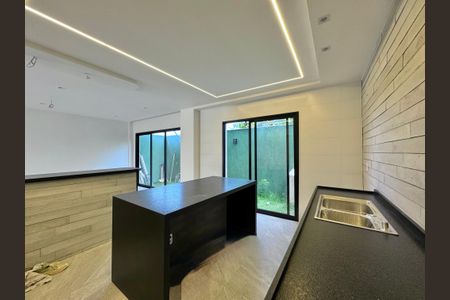 Casa de condomínio à venda com 180m², 4 quartos e 2 vagas Casa de condomínio à venda com 180m², 4 quartos e 2 vagasCozinha