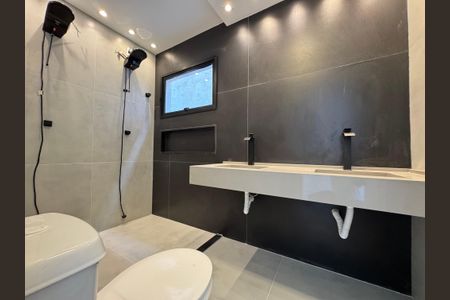 Casa de condomínio à venda com 180m², 4 quartos e 2 vagas Casa de condomínio à venda com 180m², 4 quartos e 2 vagasSuíte 1 - Banheiro