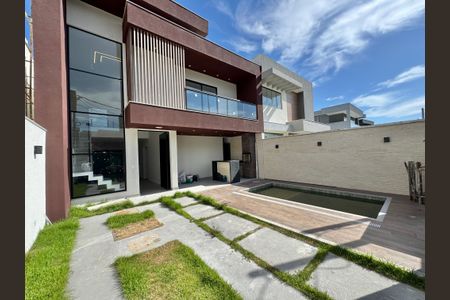 Casa de condomínio à venda com 180m², 4 quartos e 2 vagas Casa de condomínio à venda com 180m², 4 quartos e 2 vagasÁrea externa