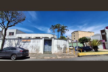 Casa à venda com 230m², 3 quartos e 8 vagas Casa à venda com 230m², 3 quartos e 8 vagasFachada e placa