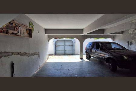 Casa à venda com 230m², 3 quartos e 8 vagas Casa à venda com 230m², 3 quartos e 8 vagasGaragem