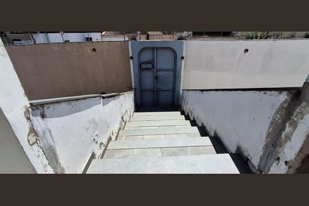 Casa à venda com 230m², 3 quartos e 8 vagas Casa à venda com 230m², 3 quartos e 8 vagasEscada