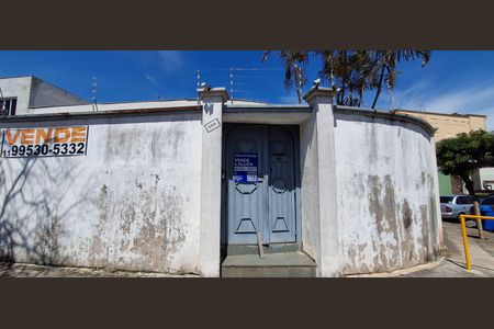 Casa à venda com 230m², 3 quartos e 8 vagas Casa à venda com 230m², 3 quartos e 8 vagasFachada e placa