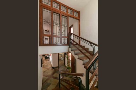 Casa à venda com 460m², 5 quartos e 5 vagasEscada