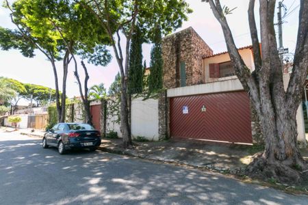 Casa à venda com 460m², 5 quartos e 5 vagasFachada