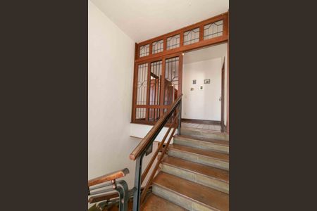 Casa à venda com 460m², 5 quartos e 5 vagasEscada