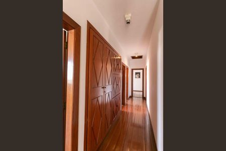 Casa à venda com 460m², 5 quartos e 5 vagasCorredor