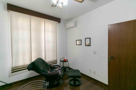 Casa à venda com 460m², 5 quartos e 5 vagasEscritório