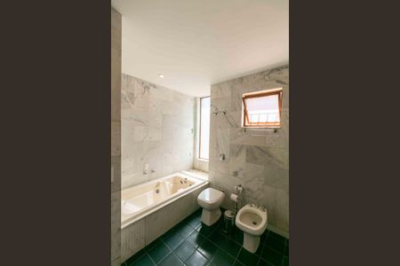 Casa à venda com 460m², 5 quartos e 5 vagasBanheiro Suite