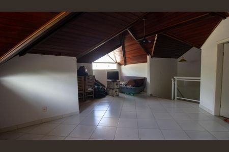 Casa de condomínio à venda com 200m², 3 quartos e 2 vagas Casa de condomínio à venda com 200m², 3 quartos e 2 vagasSotão