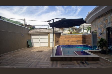 Casa de condomínio à venda com 200m², 3 quartos e 2 vagas Casa de condomínio à venda com 200m², 3 quartos e 2 vagasQuintal