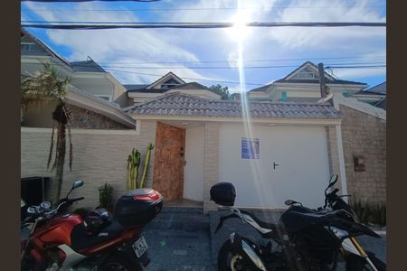 Casa de condomínio à venda com 200m², 3 quartos e 2 vagas Casa de condomínio à venda com 200m², 3 quartos e 2 vagasFachada da Casa