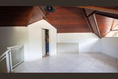 Casa de condomínio à venda com 200m², 3 quartos e 2 vagas Casa de condomínio à venda com 200m², 3 quartos e 2 vagasSotão