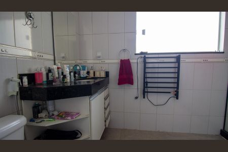 Casa de condomínio à venda com 200m², 3 quartos e 2 vagas Casa de condomínio à venda com 200m², 3 quartos e 2 vagasBanheiro da Suíte 2