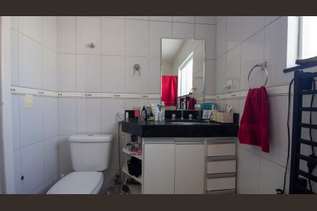 Casa de condomínio à venda com 200m², 3 quartos e 2 vagas Casa de condomínio à venda com 200m², 3 quartos e 2 vagasBanheiro da Suíte 2