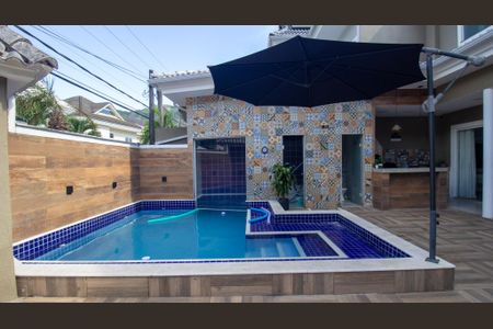 Casa de condomínio à venda com 200m², 3 quartos e 2 vagas Casa de condomínio à venda com 200m², 3 quartos e 2 vagasPiscin