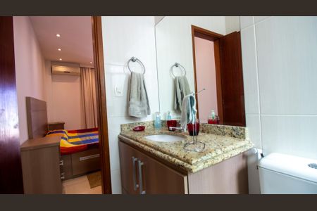 Apartamento à venda com 275m², 3 quartos e 3 vagas Apartamento à venda com 275m², 3 quartos e 3 vagasBanheiro da Suíte 1