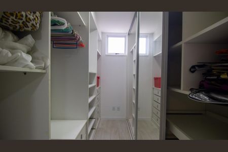 Apartamento à venda com 175m², 4 quartos e 2 vagas Apartamento à venda com 175m², 4 quartos e 2 vagasCloset da Suíte 2