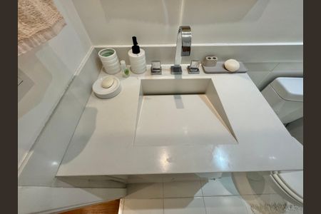 Apartamento à venda com 138m², 3 quartos e 2 vagas Apartamento à venda com 138m², 3 quartos e 2 vagasBanheiro Social 1