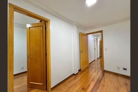Apartamento à venda com 180m², 3 quartos e 1 vaga Apartamento à venda com 180m², 3 quartos e 1 vagaHall Íntimo