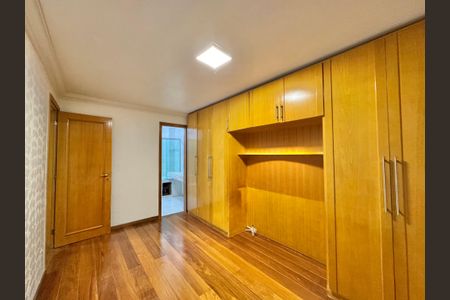 Apartamento à venda com 180m², 3 quartos e 1 vaga Apartamento à venda com 180m², 3 quartos e 1 vagaSuíte