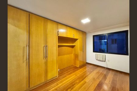 Apartamento à venda com 180m², 3 quartos e 1 vaga Apartamento à venda com 180m², 3 quartos e 1 vagaSuíte