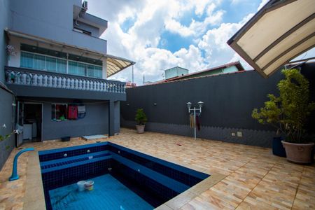 Casa à venda com 294m², 3 quartos e 4 vagas Casa à venda com 294m², 3 quartos e 4 vagasPiscina