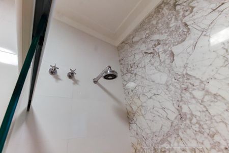Casa à venda com 770m², 7 quartos e 5 vagas Casa à venda com 770m², 7 quartos e 5 vagasBanheiro da Suíte 1 - chuveiro