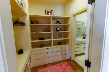 Casa à venda com 770m², 7 quartos e 5 vagas Casa à venda com 770m², 7 quartos e 5 vagasCloset da suíte 2