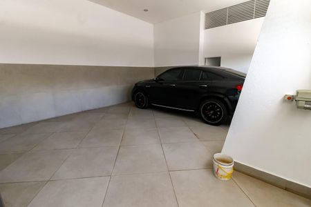Casa à venda com 770m², 7 quartos e 5 vagas Casa à venda com 770m², 7 quartos e 5 vagasGaragem