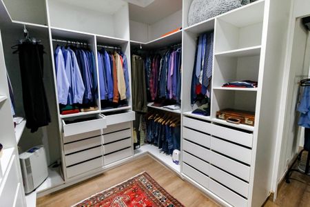 Casa à venda com 770m², 7 quartos e 5 vagas Casa à venda com 770m², 7 quartos e 5 vagasCloset da suíte 3