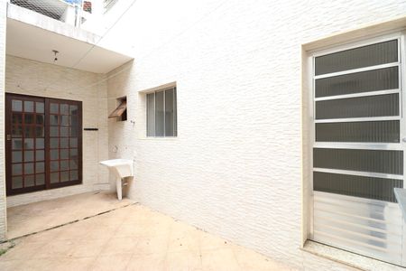 Casa à venda com 73m², 2 quartos e sem vagaQuintal e área de serviço