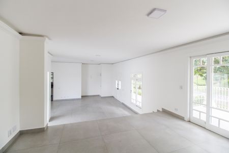 Casa de condomínio para alugar com 322m², 4 quartos e 2 vagas Casa de condomínio para alugar com 322m², 4 quartos e 2 vagasSala de estar