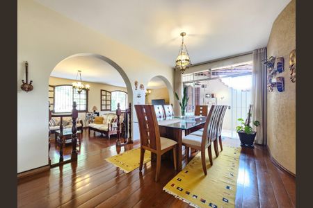 Casa à venda com 513m², 5 quartos e 6 vagasSala