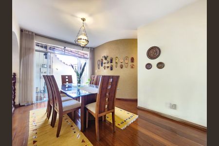 Casa à venda com 513m², 5 quartos e 6 vagasSala