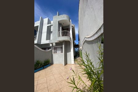 Casa à venda com 280m², 3 quartos e 4 vagas Casa à venda com 280m², 3 quartos e 4 vagasFachada