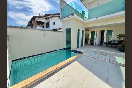 Casa de condomínio à venda com 227m², 4 quartos e 3 vagasÁrea externa