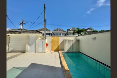 Casa de condomínio à venda com 227m², 4 quartos e 3 vagasÁrea externa