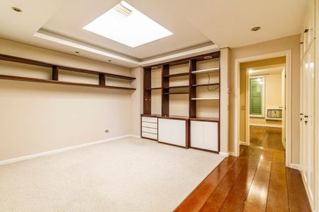 Casa à venda com 400m², 4 quartos e 7 vagas Casa à venda com 400m², 4 quartos e 7 vagasSala de TV
