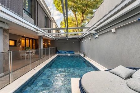 Casa de condomínio à venda com 580m², 3 quartos e 6 vagas