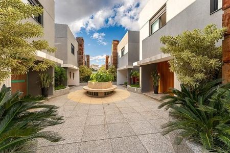 Casa de condomínio à venda com 580m², 3 quartos e 6 vagas