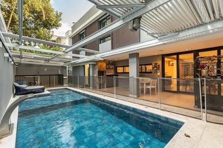 Casa de condomínio à venda com 580m², 3 quartos e 6 vagas
